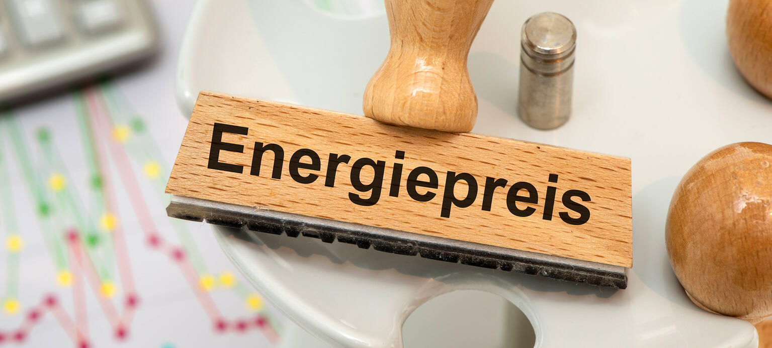 Symbolbild: Ein Holzstempel ist beschriftet mit dem Aufdruck Energiepreis.