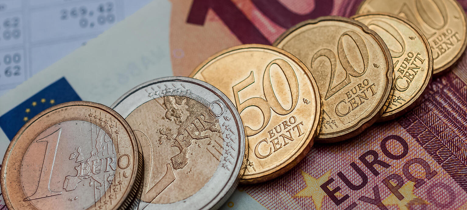 Symbolbild: Geldschein und Münzen in Summe 13,90 EUR