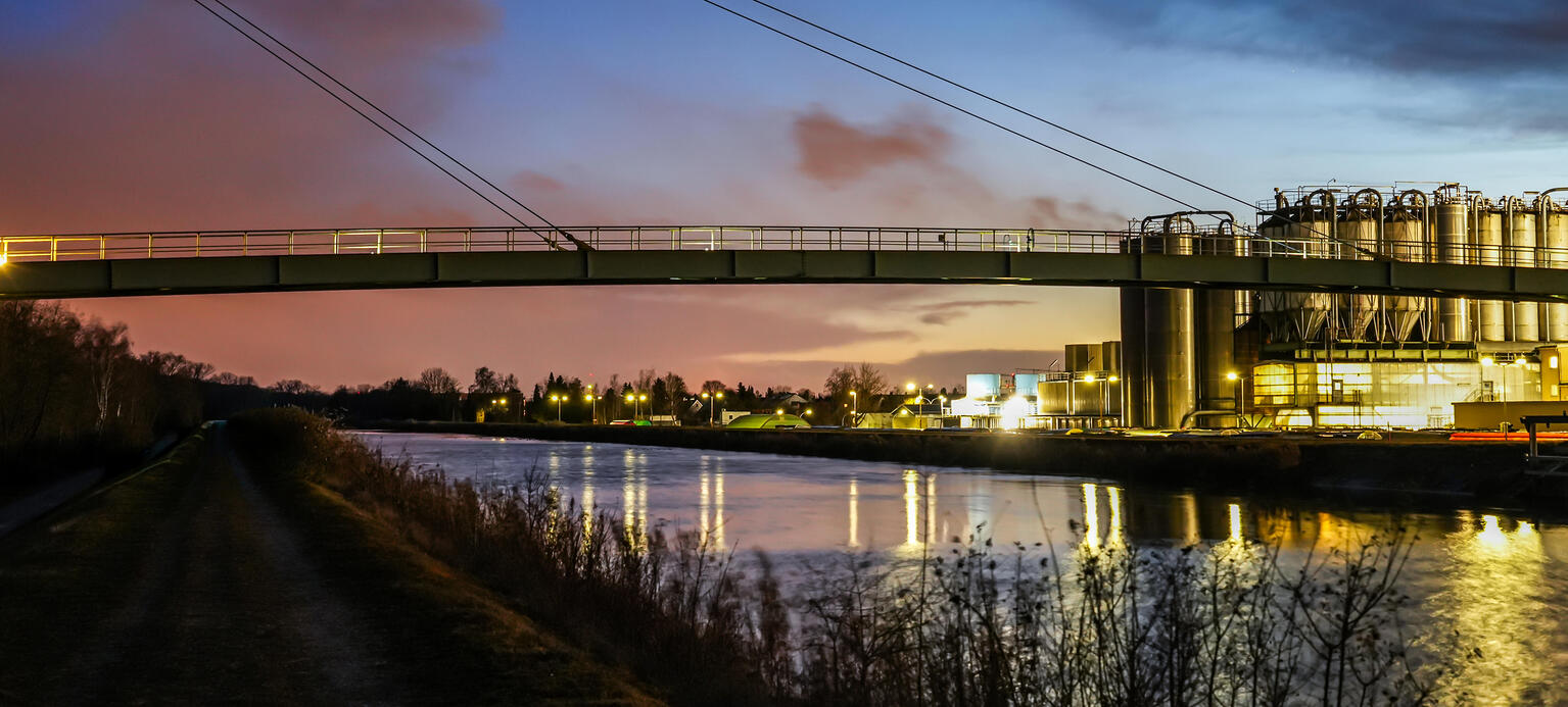 Der Industriepark Gersthofen, ein Chemie- und Industriestandort mit futuristisch anmutenden Gebäuden und Silos.