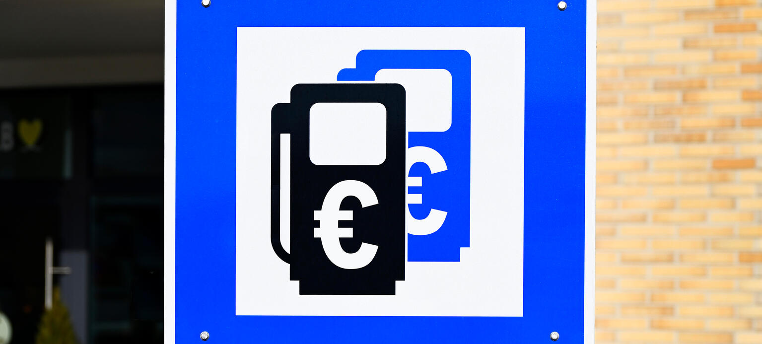 Schild mit Zapfsäulen und Eurozeichen, Spritpreise, Spritpreispaket, Fotomontage
