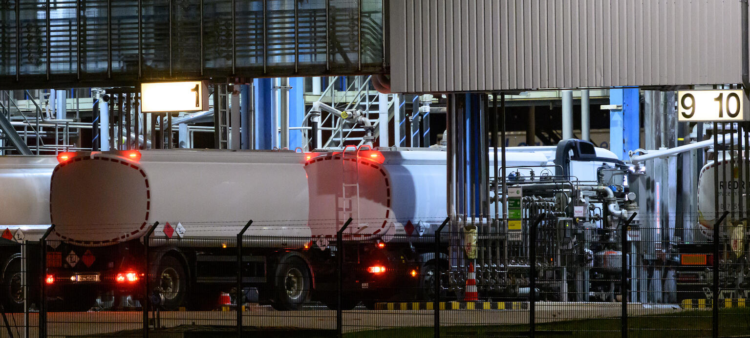 Tanklastwagen werden im Tanklager befüllt.