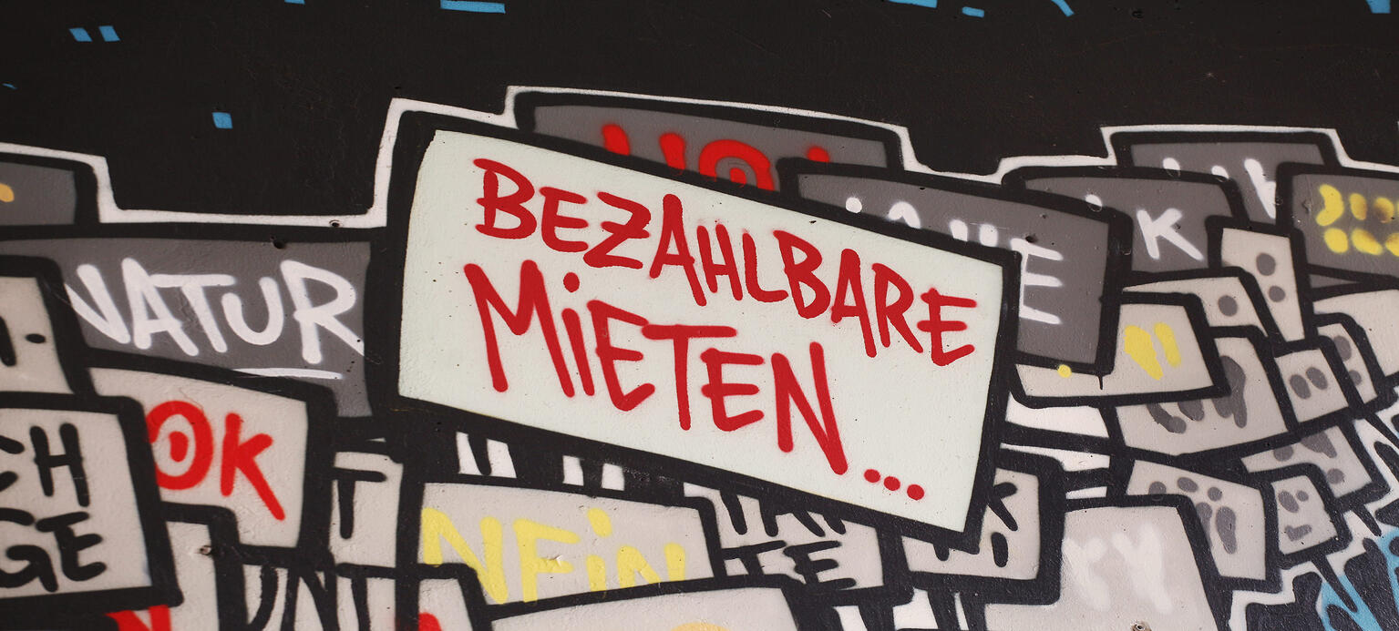 'Bezahlbare Mieten' steht am 08.03.2015 auf einem Wandbild nahe dem Kottbusser Tor in Berlin im Bezirk Kreuzberg. 
