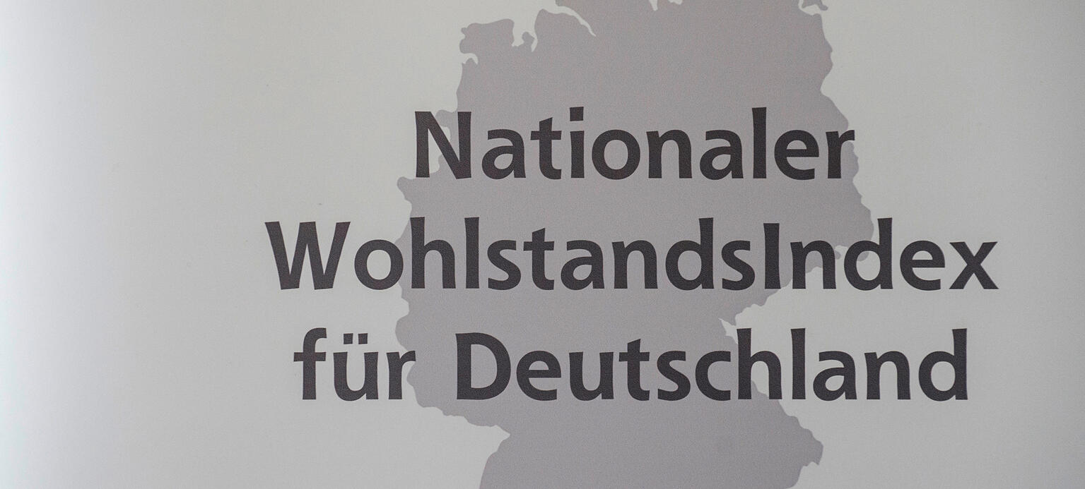 Der Schriftzug Nationaler WohlstandsIndex für Deutschland auf einer Leinwand zu lesen