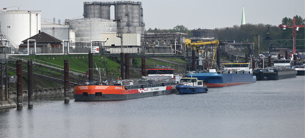 Blick in den Duisburger Oelhafen, im Hintergrund liegen Tankschiffe am Anleger, Oeltanks, Tanks, Duisburger Hafen, Duisport, am 19.05.2026 in Duisburg/ Deutschland.