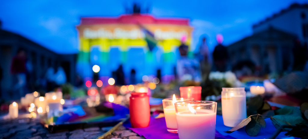 Nach Angriff auf Berliner CSD: Kerzen am Brandenburger Tor