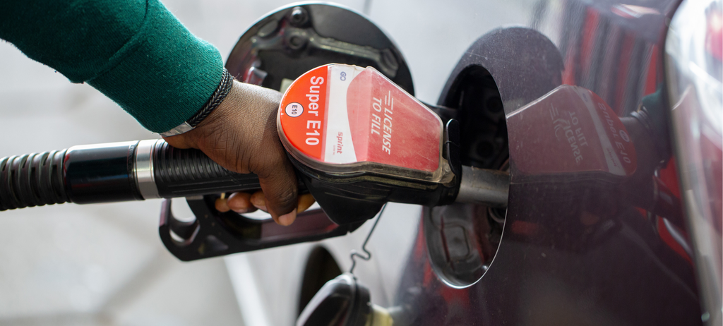 Berlin, 14.06.2026. Ein Kunde an einer Tankstelle betankt sein Auto.