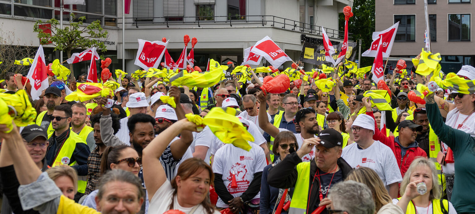 Streikende Beschaeftigte bei einer zentralen Kundgebung. Teilnehmer aus ueber 130 Betrieben schwenken ver.di-Fahnen und gelbe Westen.