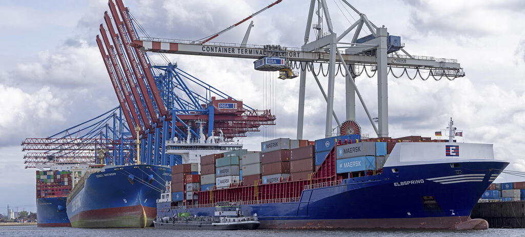 Containerschiffe werden in einem Containerterminal beladen.