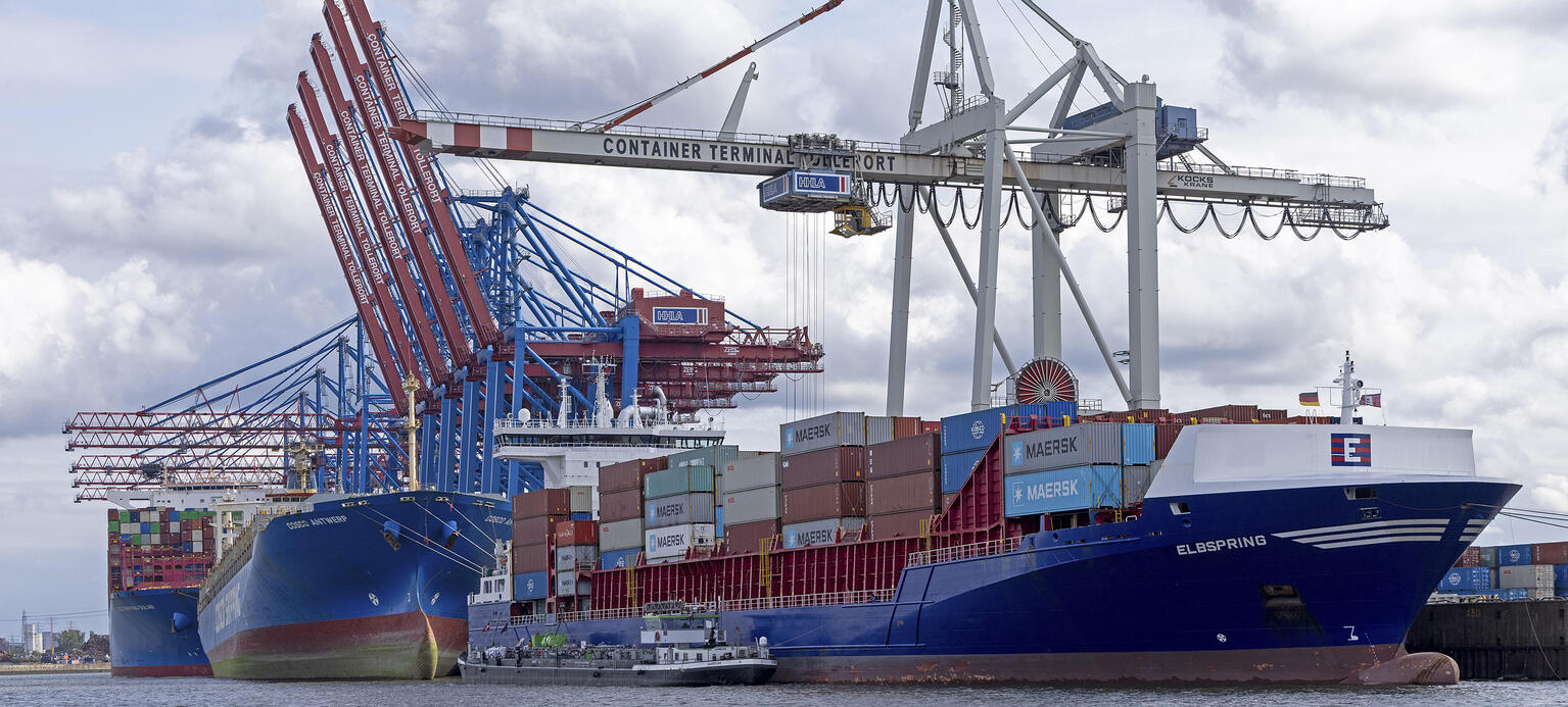 Containerschiffe werden in einem Containerterminal beladen.