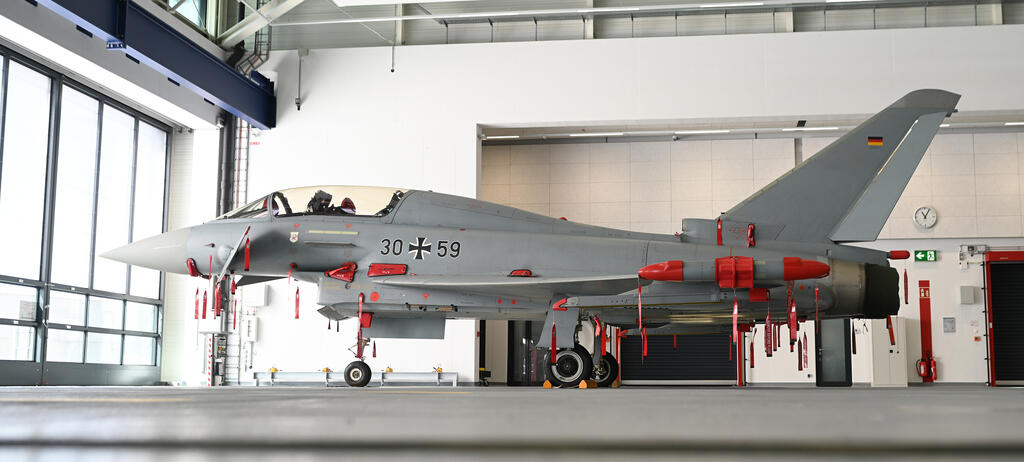 Ein Eurofighter steht in einem Flughanger.