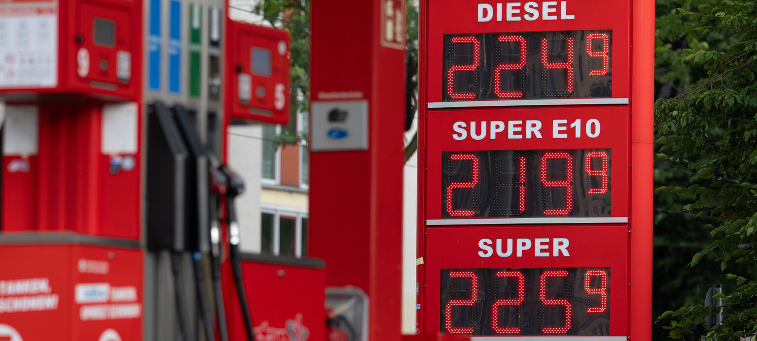Die Kraftstoffpreise werden auf einer Anzeigetafel an einer Tankstelle angezeigt.