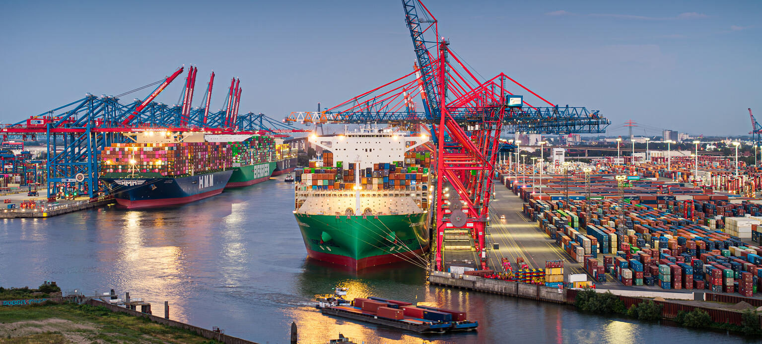 Blick auf das HHLA Container Terminal Burchardkai und das EUROGATE Container Terminal Hamburg mit Containerschiffen, Containerbrücken und Containerstellflächen. 