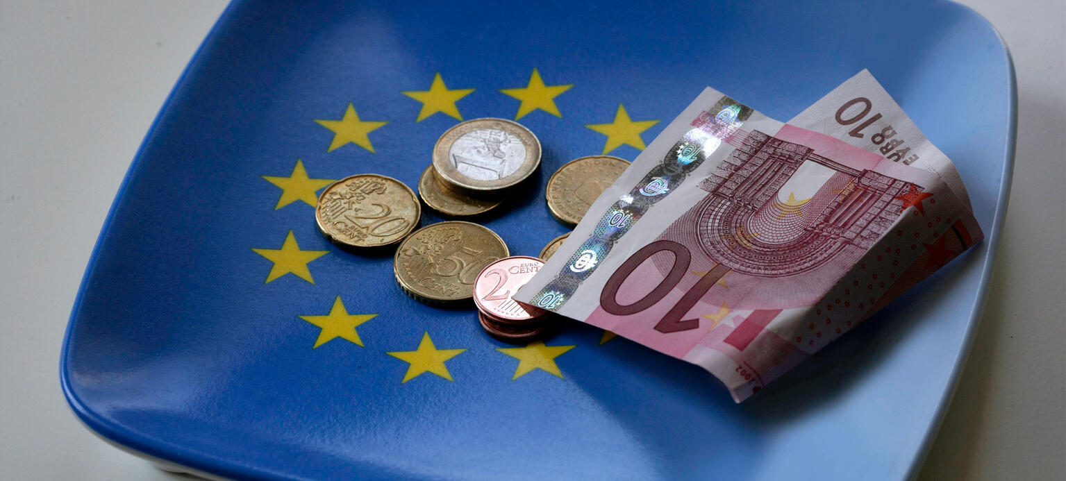 Euro-Münzen und 10 Euro-Banknote mit Zahlteller. Europäischer Tarifbericht