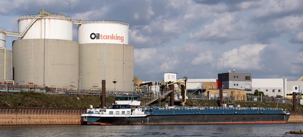 Symbolfoto,: Tanklager, Tankbehaelter der enport GmbH & Co. KG, vormals Oiltanking GmbH & Co. KG, ein Logistikdienstleister fuer Lagerung und Umschlag von Mineraloelprodukte, Biokraftstoffe und Chemikalien, Feature, Randmotiv.