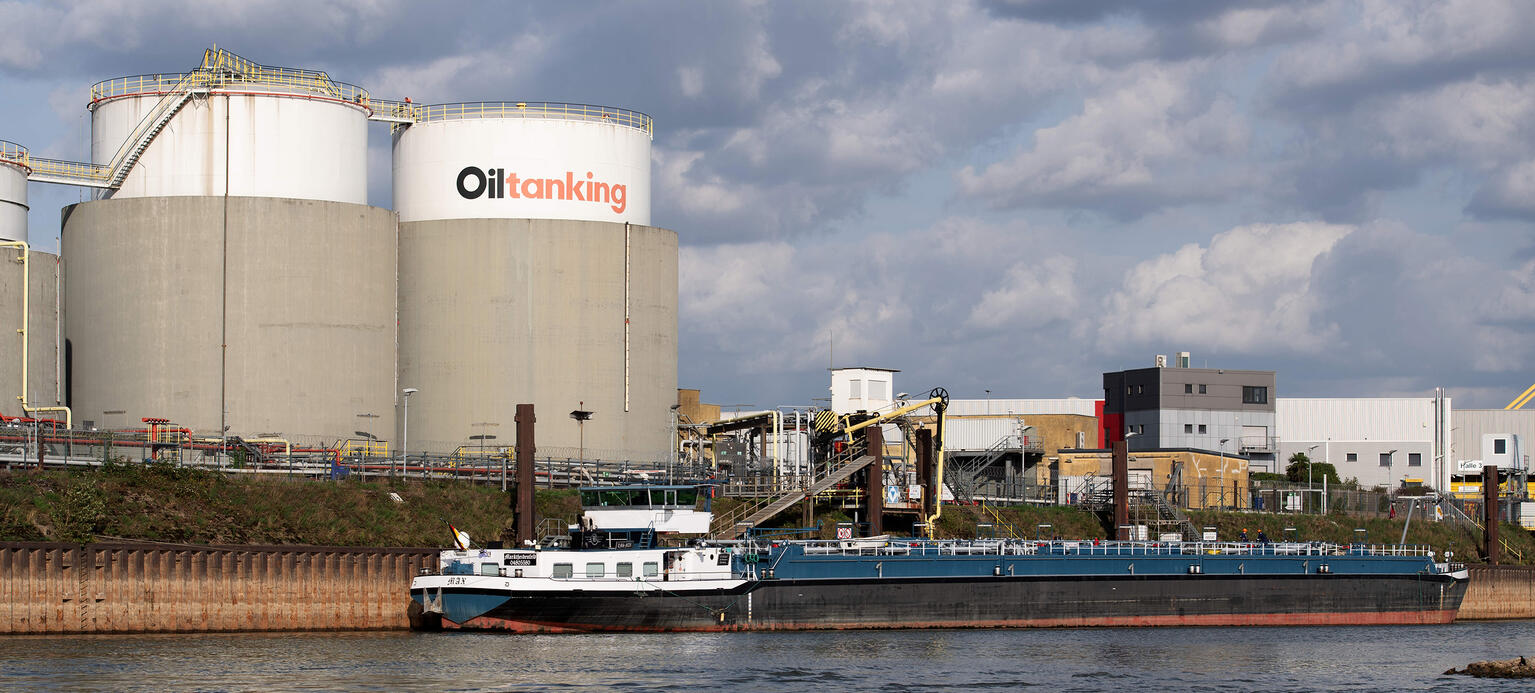 Symbolfoto,: Tanklager, Tankbehaelter der enport GmbH & Co. KG, vormals Oiltanking GmbH & Co. KG, ein Logistikdienstleister fuer Lagerung und Umschlag von Mineraloelprodukte, Biokraftstoffe und Chemikalien, Feature, Randmotiv.