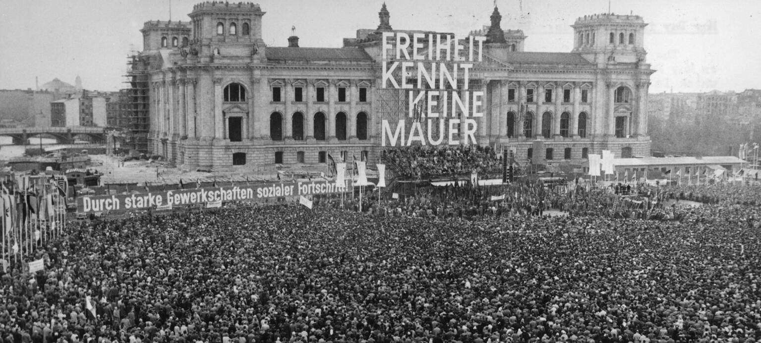 historische Aufnahme von Mai-Kundgebung vor dem Reichstag in Berlin