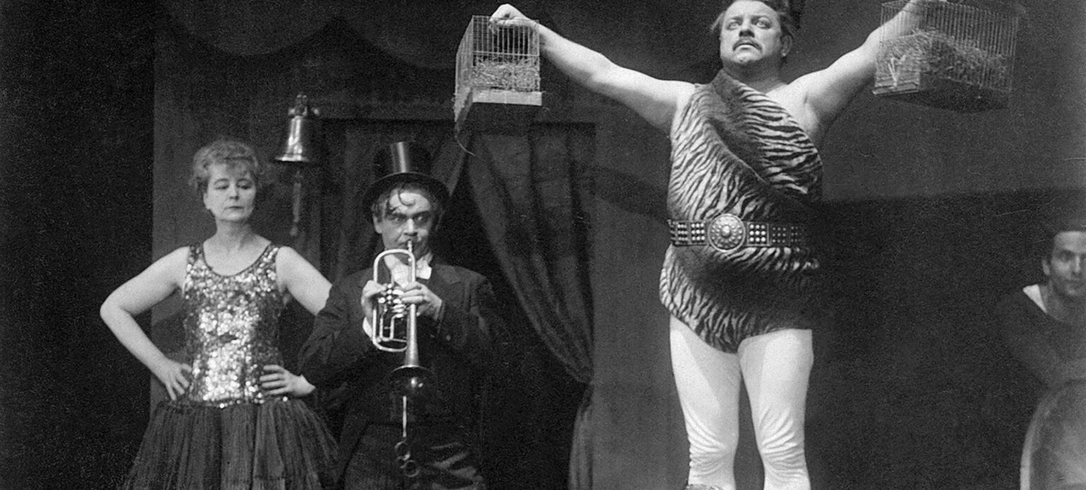 Historische Foto (1927) von einer Aufführung der Berliner Volksbühne am Bülowplatz