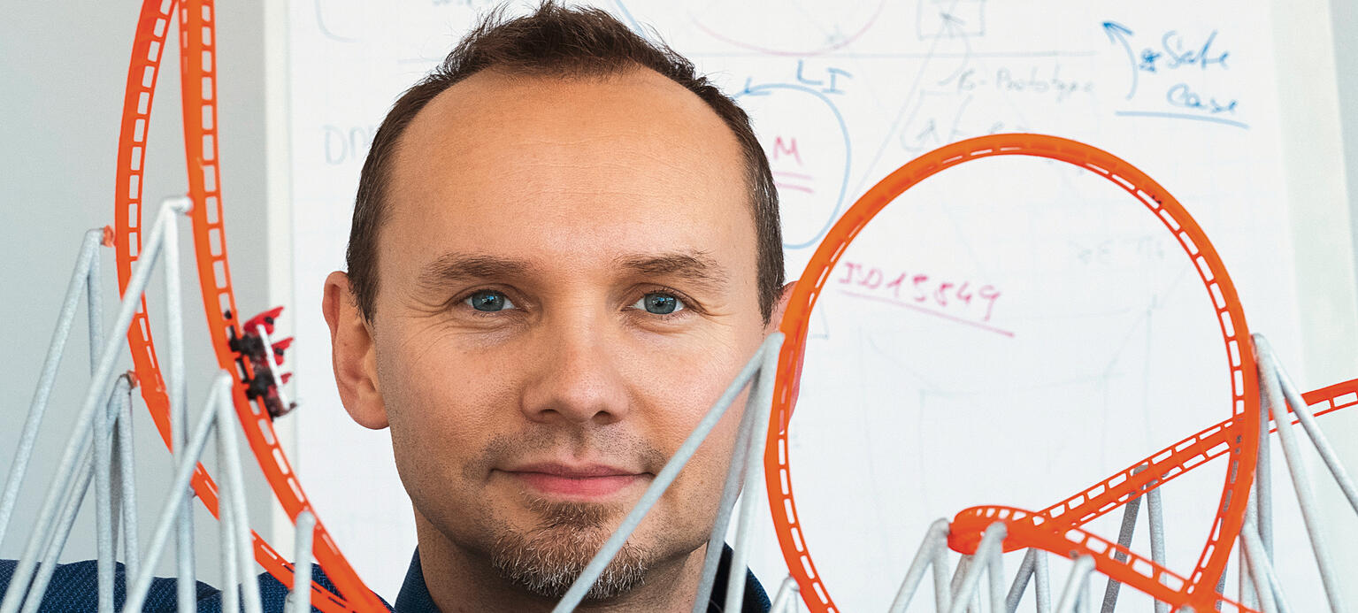 TORSTEN SCHMIDT, 40, lebt in München und entwirft als Angestellter für die Maurer SE Achterbahnen.