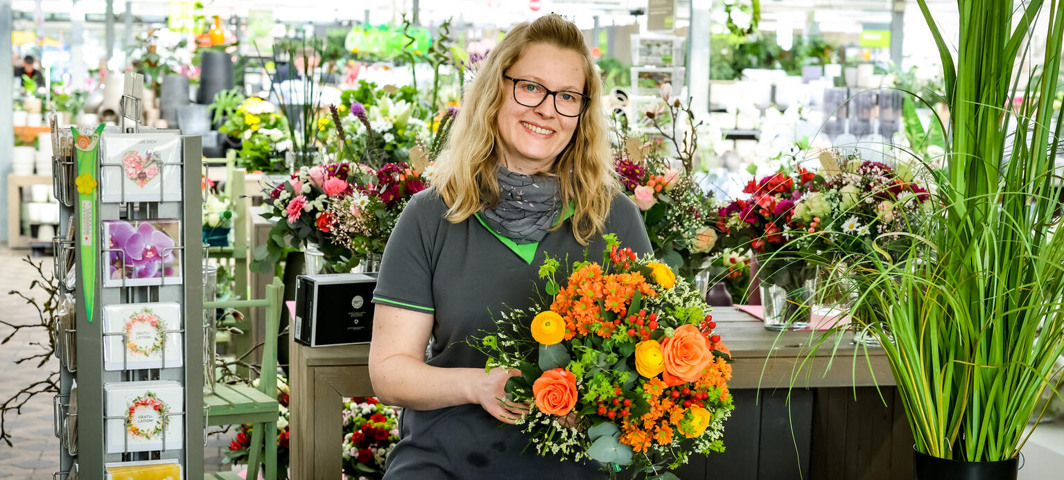 Floristin Melanie Hillmann bei der Arbeit im Blumenladen