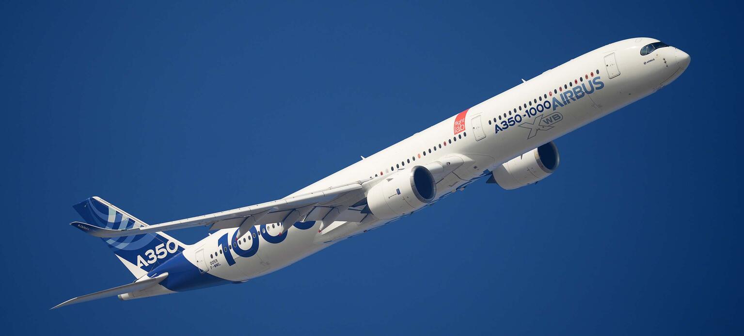 Airbus A350 im Steigflug am blauem Himmel
