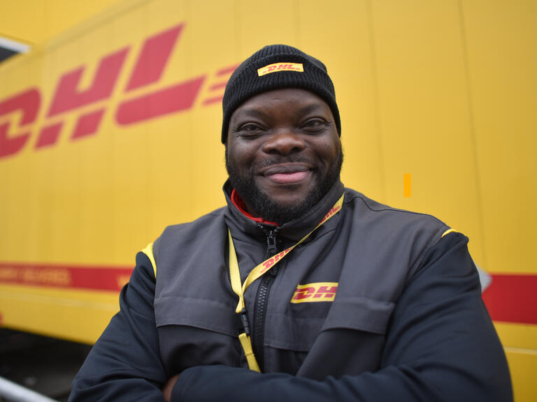 Michael Akinlaton ist Betriebsratsvorsitzender bei DHL Delivery in Kassel. Für den gebürtigen nigerianer sind Arbeitnehmerrechte alles andere als selbstverständlich.