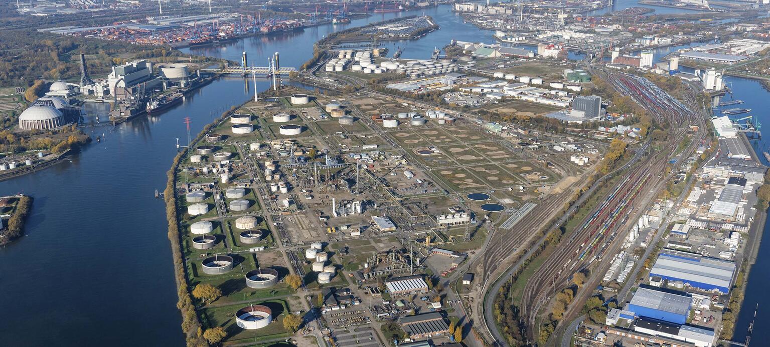 Luftaufnahme des Hamburger Industriehafens