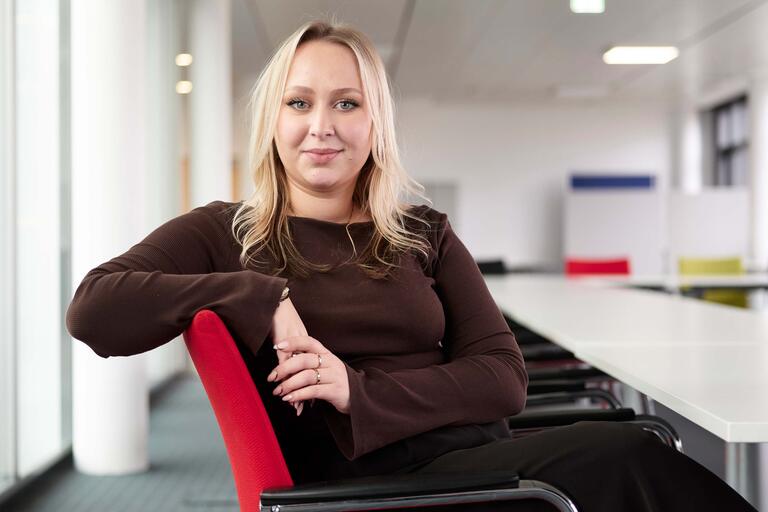 Portrait im Sitzen von Betriebsratskandidatin Antonia Trapp