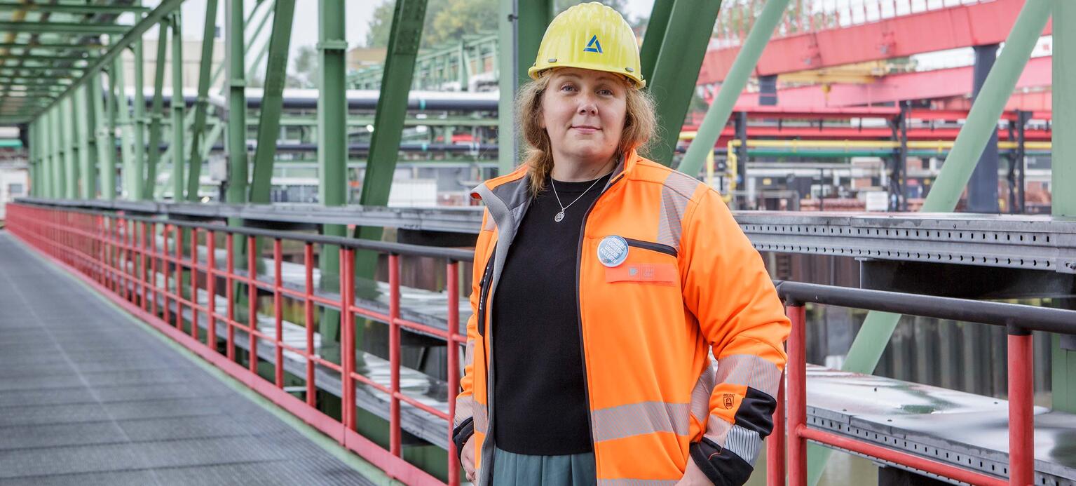 Maike Ohning, Betriebsrätin beim Hamburger Kupferhersteller Aurubis, mit Schutzhelm auf der Werksanlage