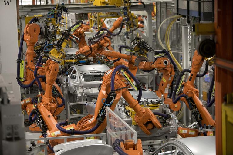 Automobilherstellung auf dem BMW Werksgelände im Münchner Norden. Karosseriebau, Anbau des Kofferraumdeckels