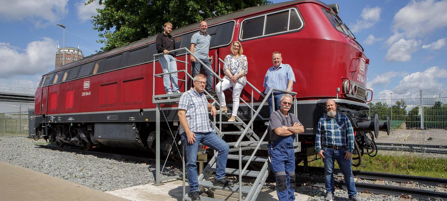 Gruppenfoto des Betriebsrats der DB-Fahrzeuginstandhaltung in Bremen auf einer historischen E-Lok.