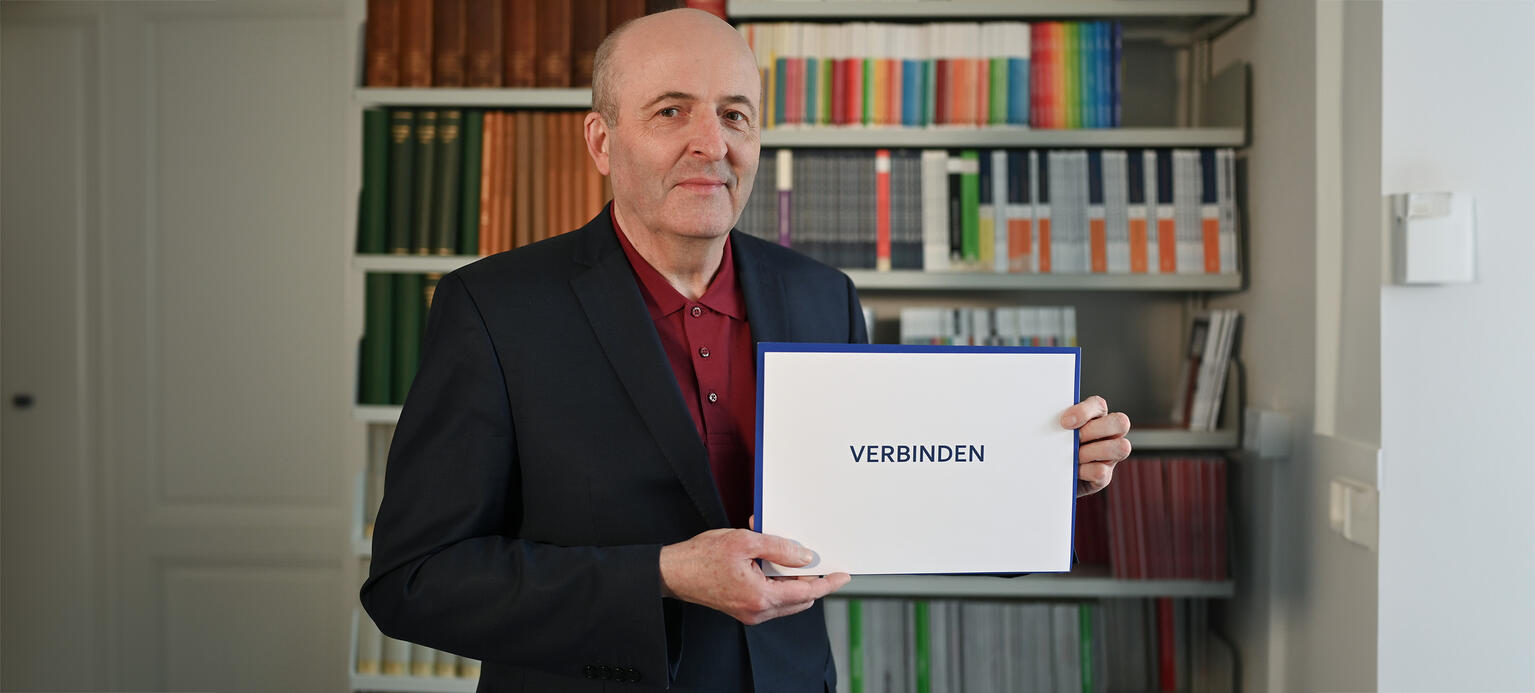 Berthold Vogel Geschäftsführender Direktor am Soziologischen Forschungsinstitut Göttingen (SOFI) an der Georg-August-Universität, mit Schirftzug 'Verbinden'