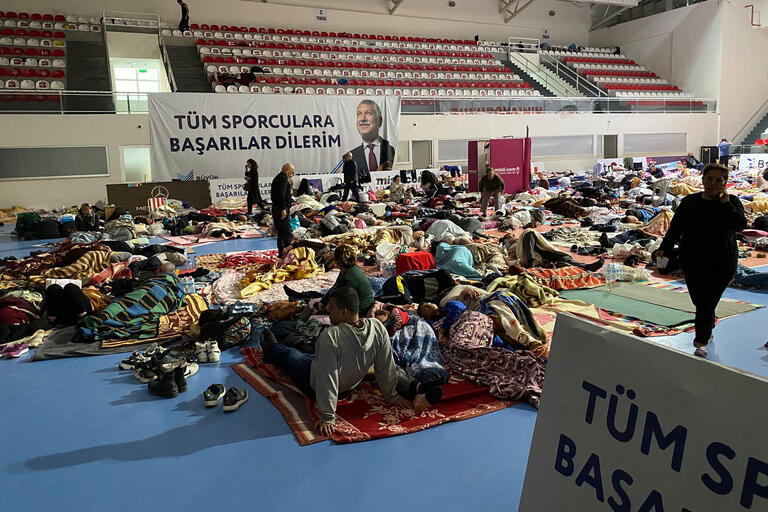 Menschen in einer Turnhalle im Erdbebengebiet in der Türkei