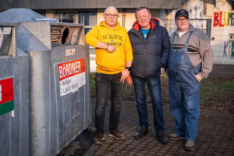 Gruppenbild des Betriebsrats bei Bördner zwischen Abfallcontainern