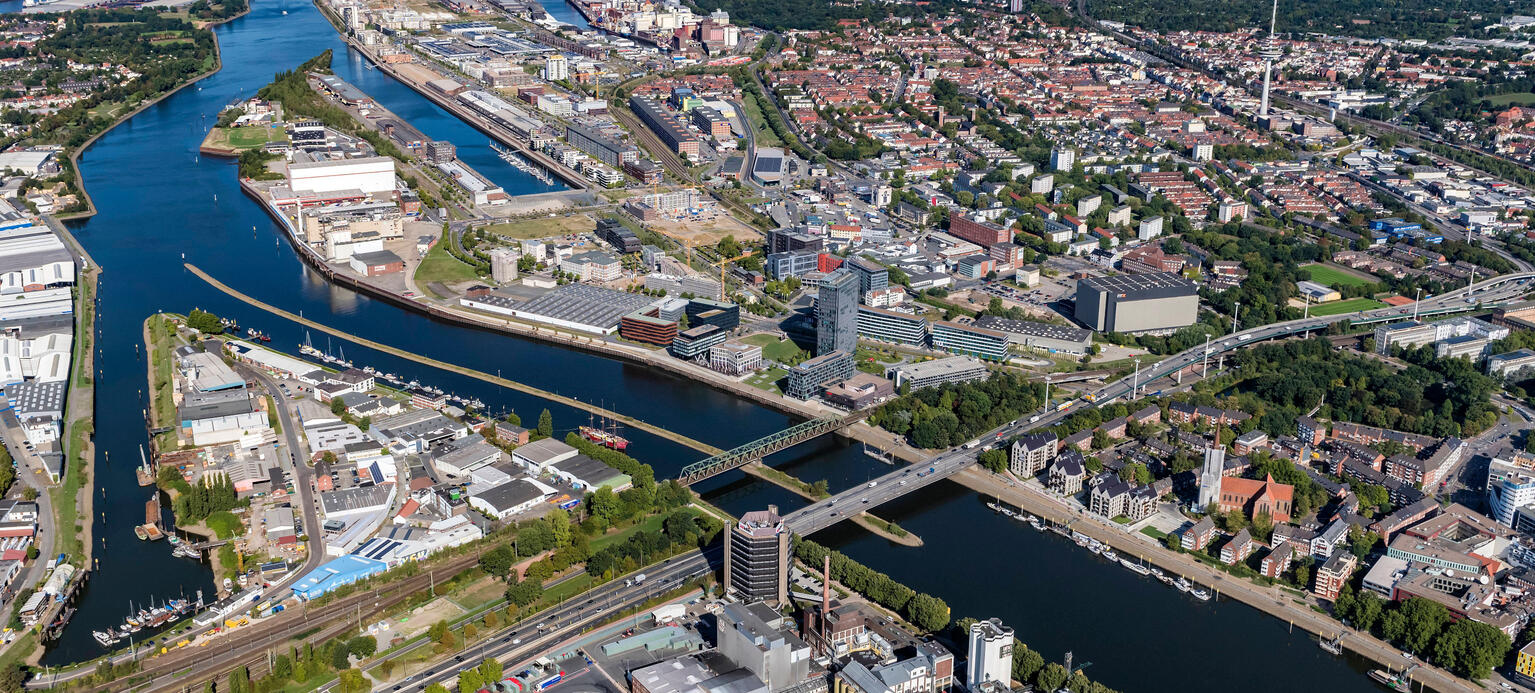 Industrie- und Gewerbegebiet am Ufer des Flußverlaufes der Weser im Ortsteil Hohentorshafen in Bremen