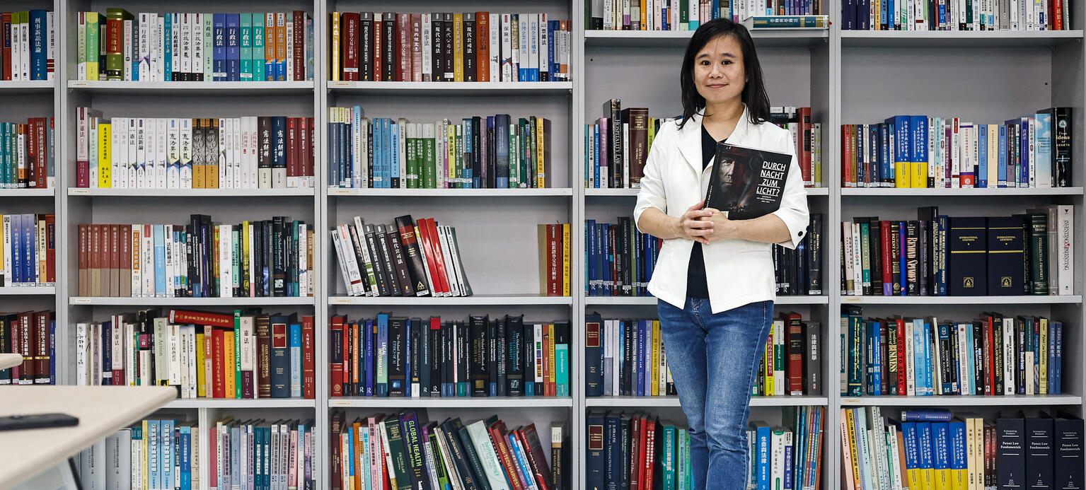 Juristin Yu-Fan Chiu in Universitätsbibliothek