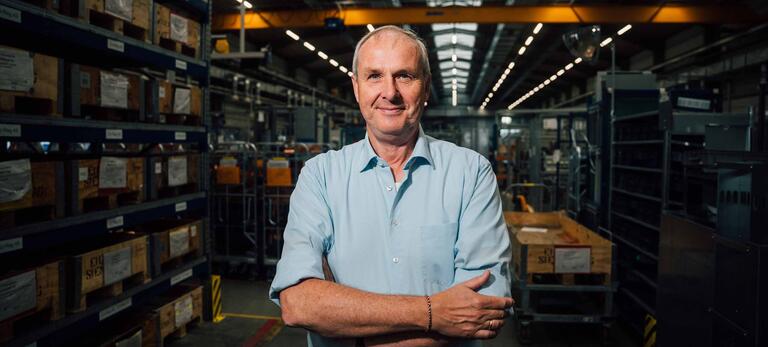 Portrait von Michael Hellriegel, Betriebsrat im Siemens-Werk in Leipzig in Werkshalle