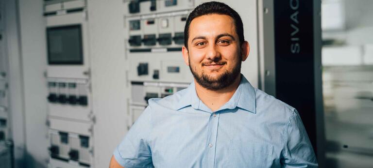 Portrait von Khaled Alhaj Sarhan, Techniker im Leipziger Siemens-Werk am Arbeitsplatz