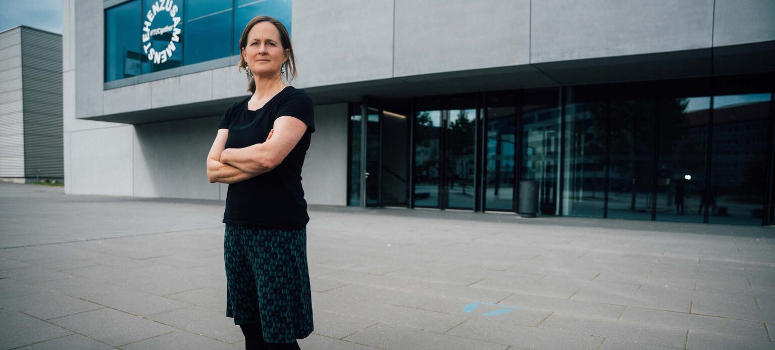 Prof. Tanja Carstensen vor Universitätsgebäude in Chemnitz stehend