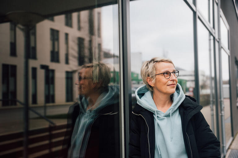 Gewerkschafterin Franziska Löhnert vor der Uniklinik Jena