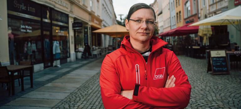 Portrait Dana Dubil, DGB-Regionalgeschäftsführerin Sachsen mit roter Jacke in Altstadt