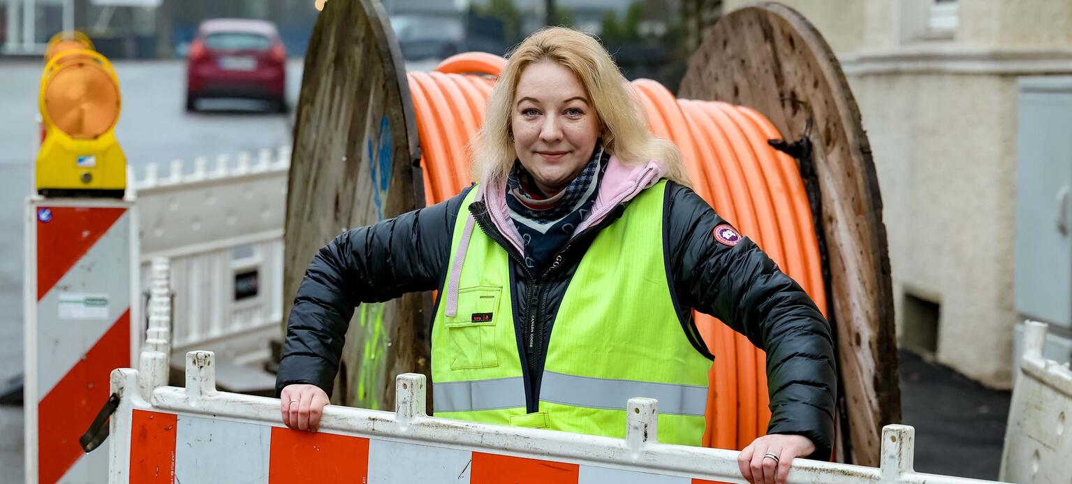 Anna Morski-Zmij, Betriebsrätin bei S. Elles bei der Arbeit im Straßenbau