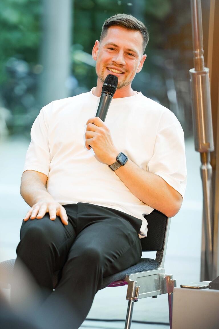 Foto von HBS-Stipendiat Denis Schatilow mit Mikro in d. Hand bei Diskussionsrunde während der Ruhrfestspiele