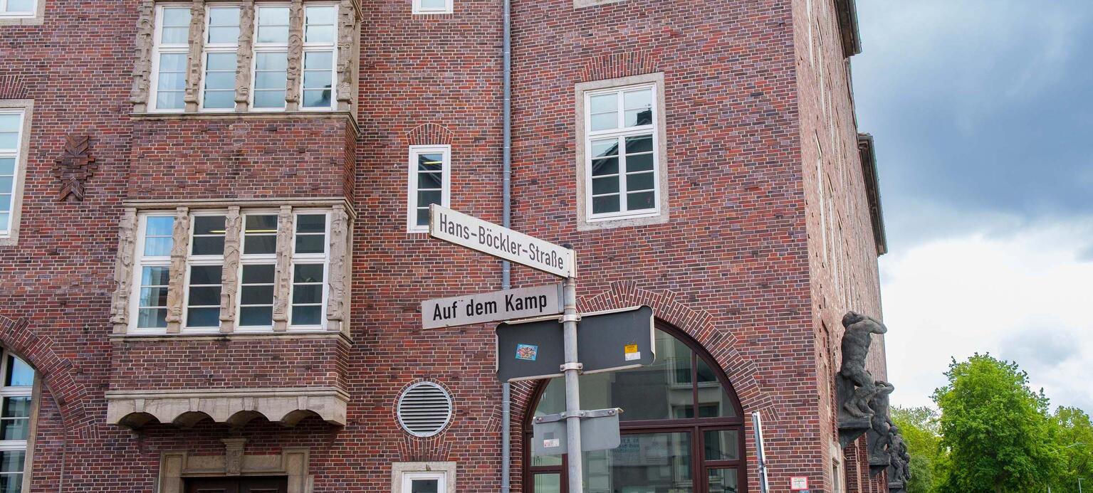 Außenaufnahme Volkshaus und Straßenschild in der Hans-Böckler-Straße in Bremen