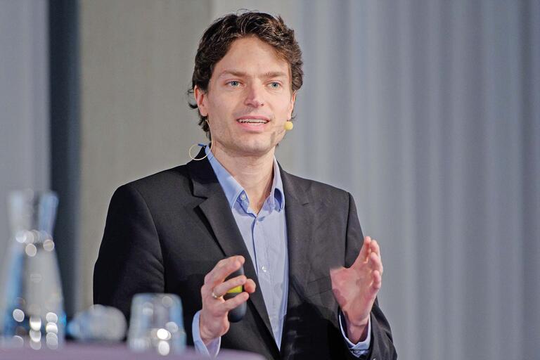 Portrait IAB-Experte Enzo Weber auf einer Konferenz