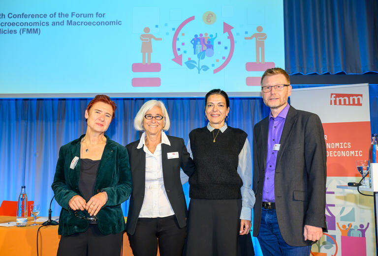 Vier Menschen auf dem Podium werden zusammen fotografiert