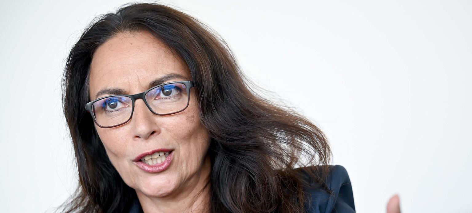 Portrait von Yasmin Fahimi, Vorsitzende des Deutschen Gewerkschaftsbundes (DGB), aufgenommen bei einem Interview. 
