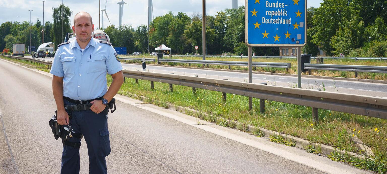 Polizist Sven Geilus (35) in Uniform auf der Autobahn an der deutschen Grenze