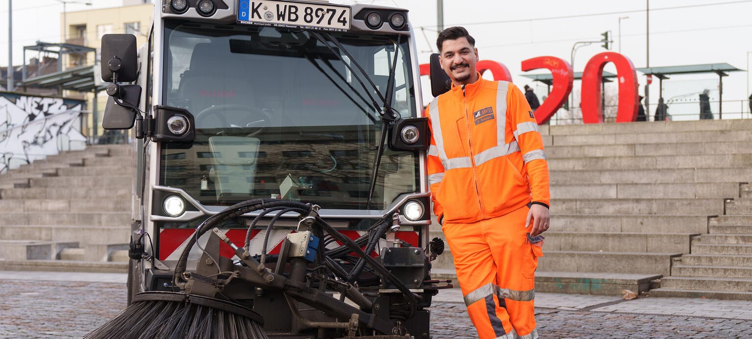 Erginhan Özkaya (27) mit seinem Reinigungsfahrzeug in Köln