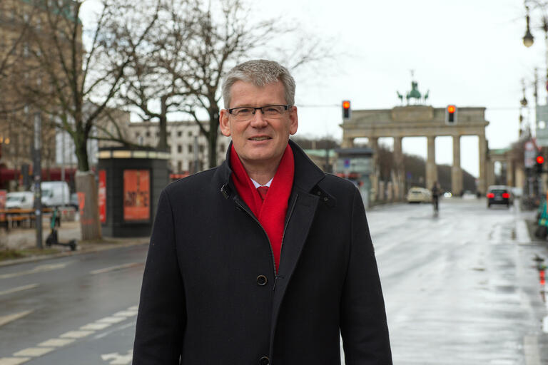 Bundestagsabgeordneter Helmut Kleebank vor dem Brandenburger Tor in Berlin