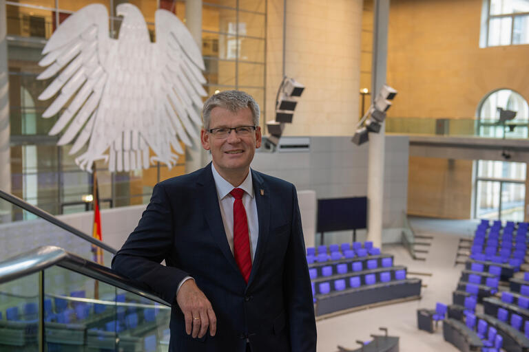Bundestagsabgeordneter Helmut Kleebank im Bundestagssaal in Berlin